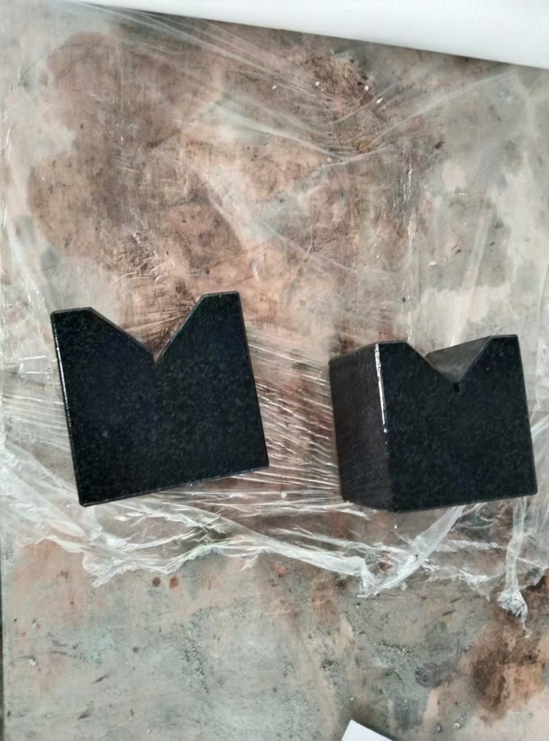Marble V-shaped block